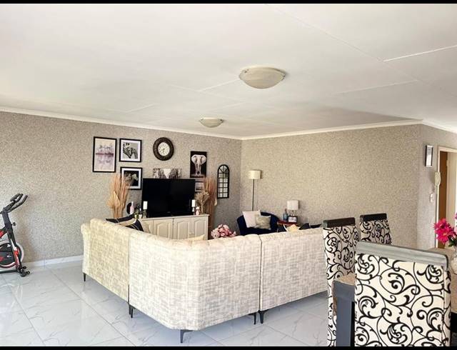 2 BEDROOM TOWNHOUSE FOR SALE IN LINDHAVEN